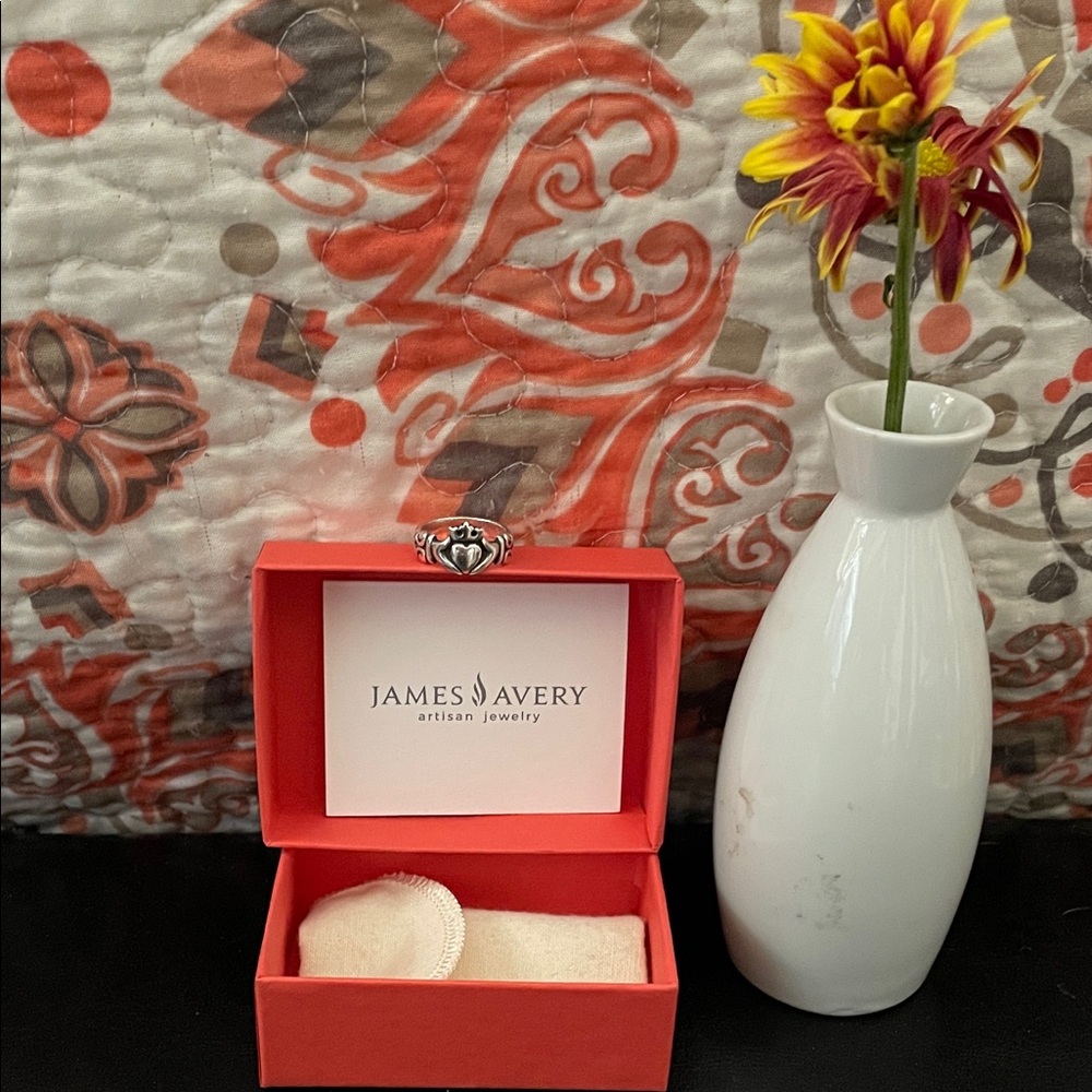 Retired James Avery Silver Heart Ring in box and dust bag included . No returns.